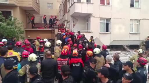 Maltepe'de ekipler enkaz altındaki Gülce'yi çıkarttı, yakınları gözyaşlarına boğuldu