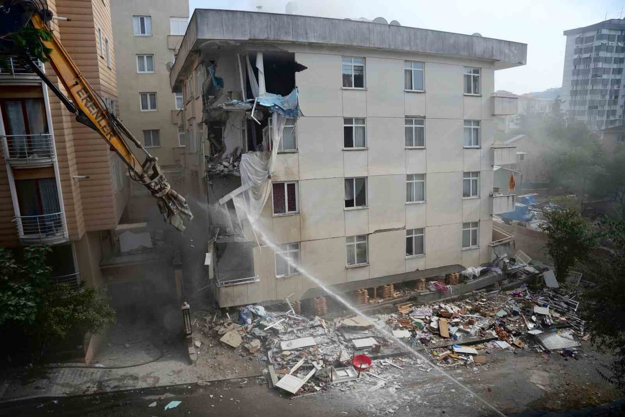 MALTEPE'DE SABAH SAATLERİNDE ÇÖKEN 7 KATLI BİNADAKİ RİSK NEDENİYLE ÜST KATLARDA YIKIM...