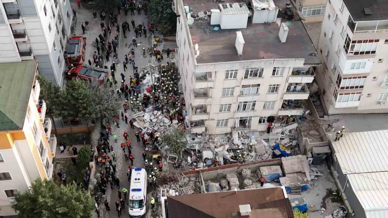 MALTEPE’DE 7 KATLI BİNANIN 3 KATINDA ÇÖKME MEYDANA GELDİ. OLAY YERİNDE EKİPLERİN ÇALIŞMALARI DEVAM...