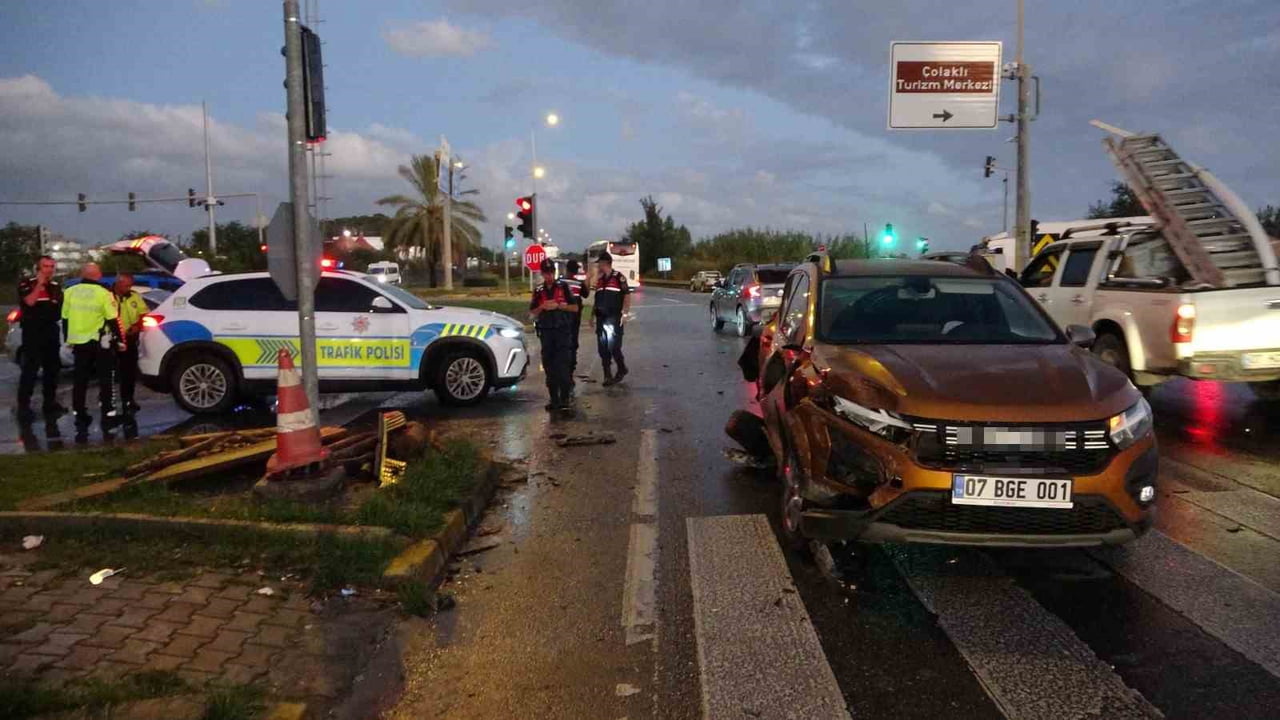 MANAVGAT İLÇESİNDE KIRMIZI IŞIK İHLALİ YAPAN KAMYONUN IŞIKTA BEKLEYEN OTOMOBİL VE KAMYONETE...