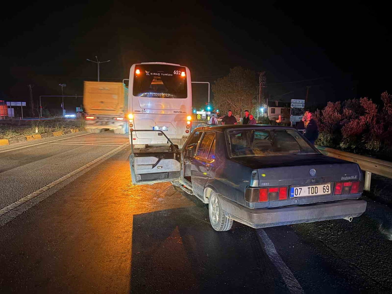 MANAVGAT İLÇESİNDE KIRMIZI IŞIKTA BEKLEYEN OTOBÜSE ÇARPAN OTOMOBİLİN SÜRÜCÜSÜ YARALANDI.