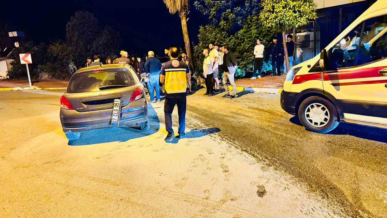 MANAVGAT İLÇESİNDE KONTROLDEN ÇIKAN OTOMOBİL PALMİYEYE ÇARPTI