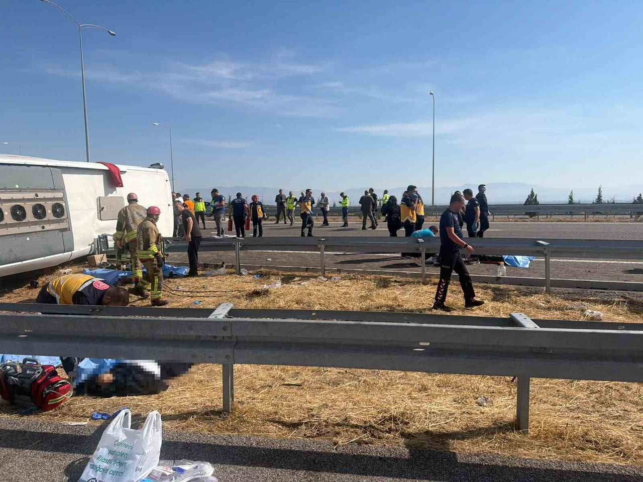 MANİSA'NIN AKHİSAR İLÇESİ İSTANBUL ORHANGAZİ-İZMİR OTOYOLUNDA TIR İLE YOLCU OTOBÜSÜNÜN ÇARPIŞMASI...