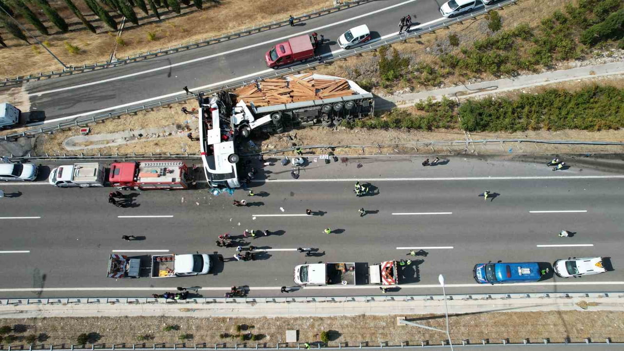 MANİSA'NIN AKHİSAR İLÇESİ İSTANBUL ORHANGAZİ-İZMİR OTOYOLUNDA TIR İLE YOLCU OTOBÜSÜNÜN ÇARPIŞMASI...