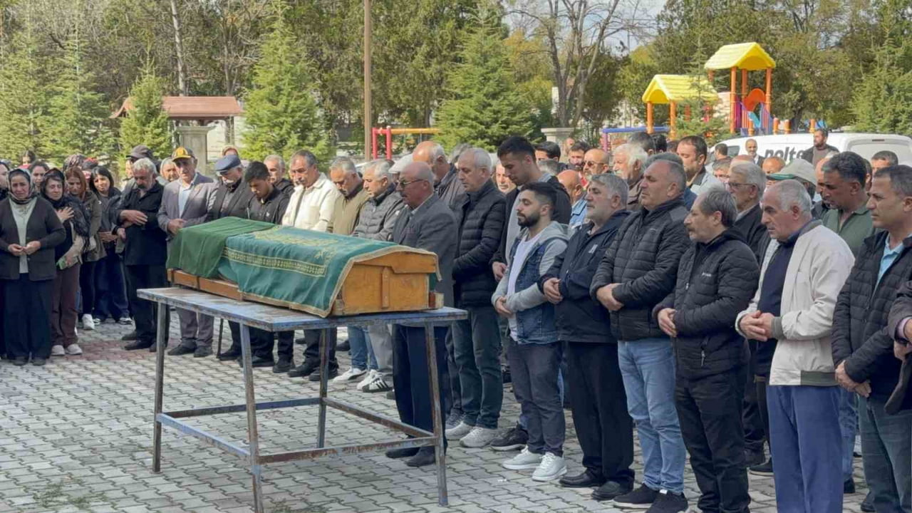 MANİSA'NIN AKHİSAR İLÇESİNDE TUR OTOBÜSÜ İLE TIRIN ÇARPIŞMASI SONUCU HAYATINI KAYBEDEN 11 KİŞİDEN...
