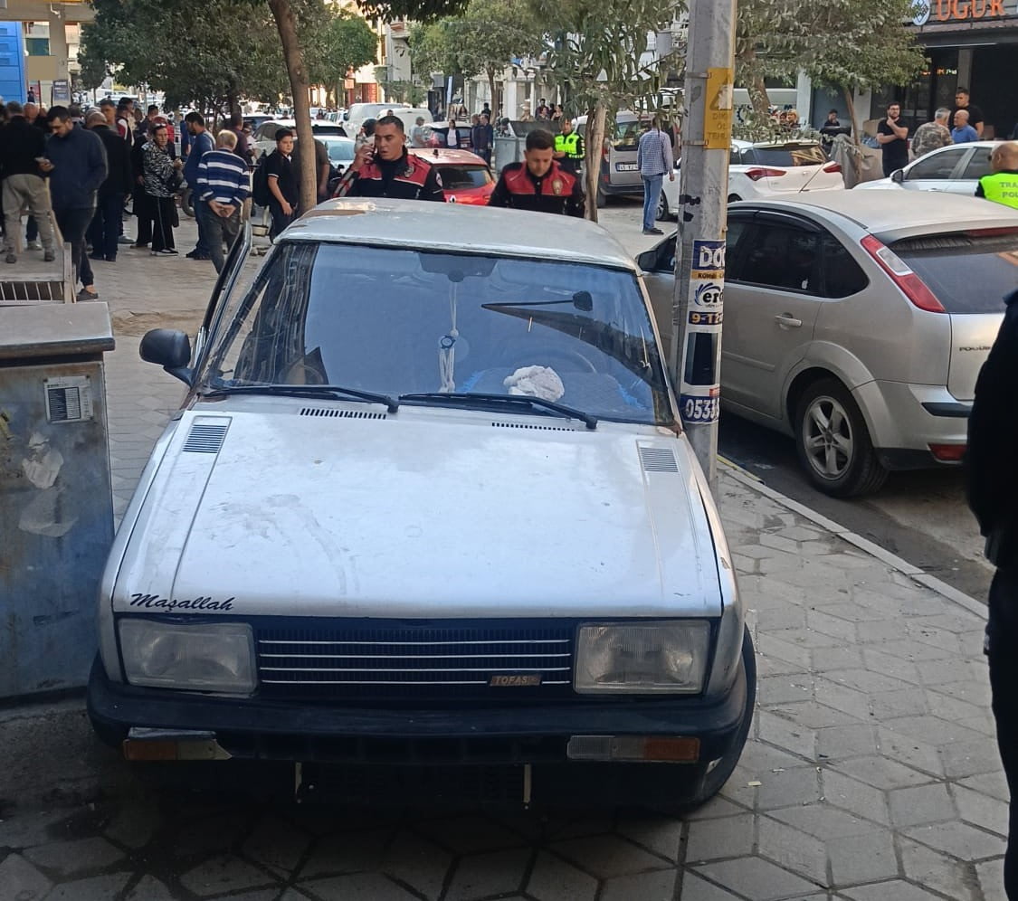 MANİSA'NIN SOMA İLÇESİNDE PLAKASIZ ARAÇLA POLİSTEN KAÇAN SÜRÜCÜ, TERS YÖNE GİREREK KALDIRIMDA...