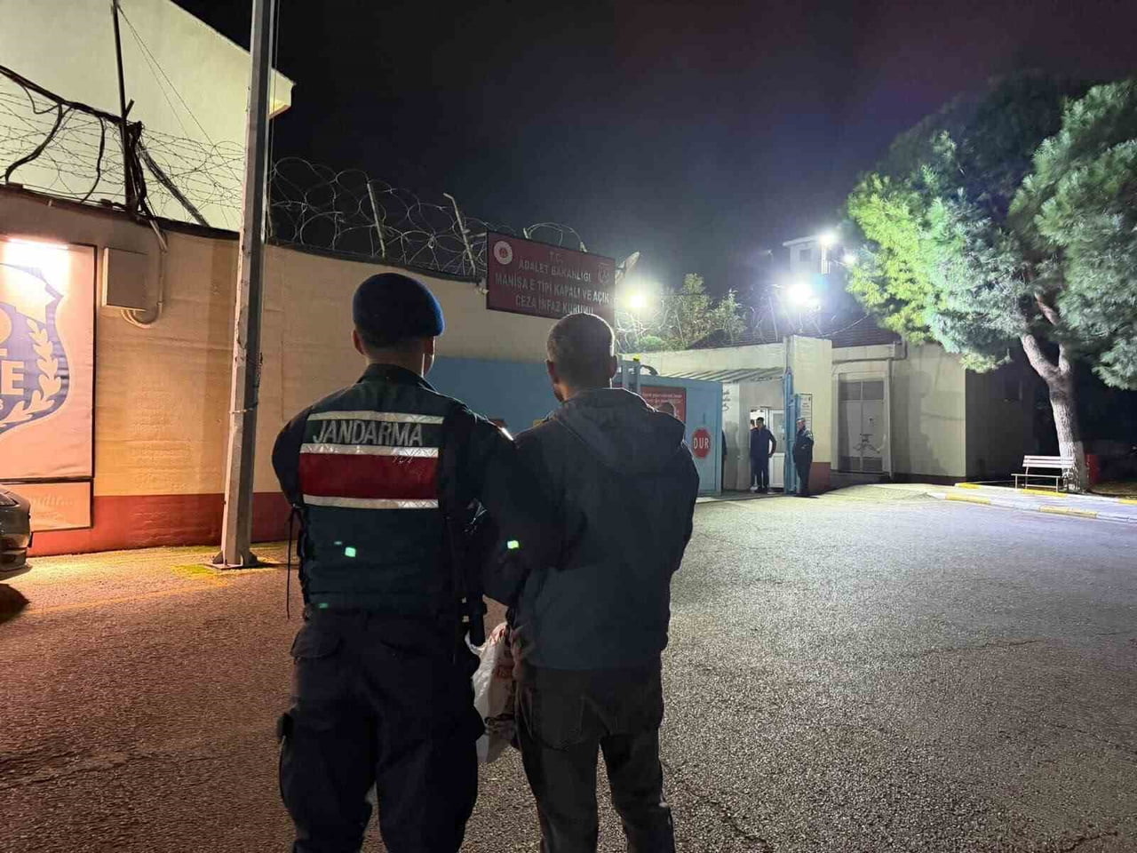 MANİSA'NIN TURGUTLU İLÇESİNDE, HAKKINDA ÇEŞİTLİ SUÇLARDAN 21 YIL 4 AY KESİNLEŞMİŞ HAPİS CEZASI...