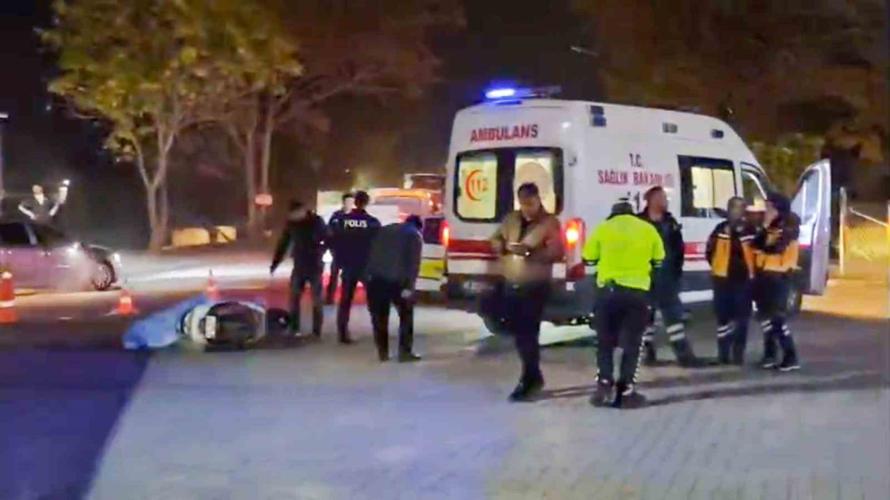 MANİSA'NIN TURGUTLU İLÇESİNDE TIRIN ALTINDA KALAN MOTOSİKLET SÜRÜCÜSÜ FECİ ŞEKİLDE CAN...