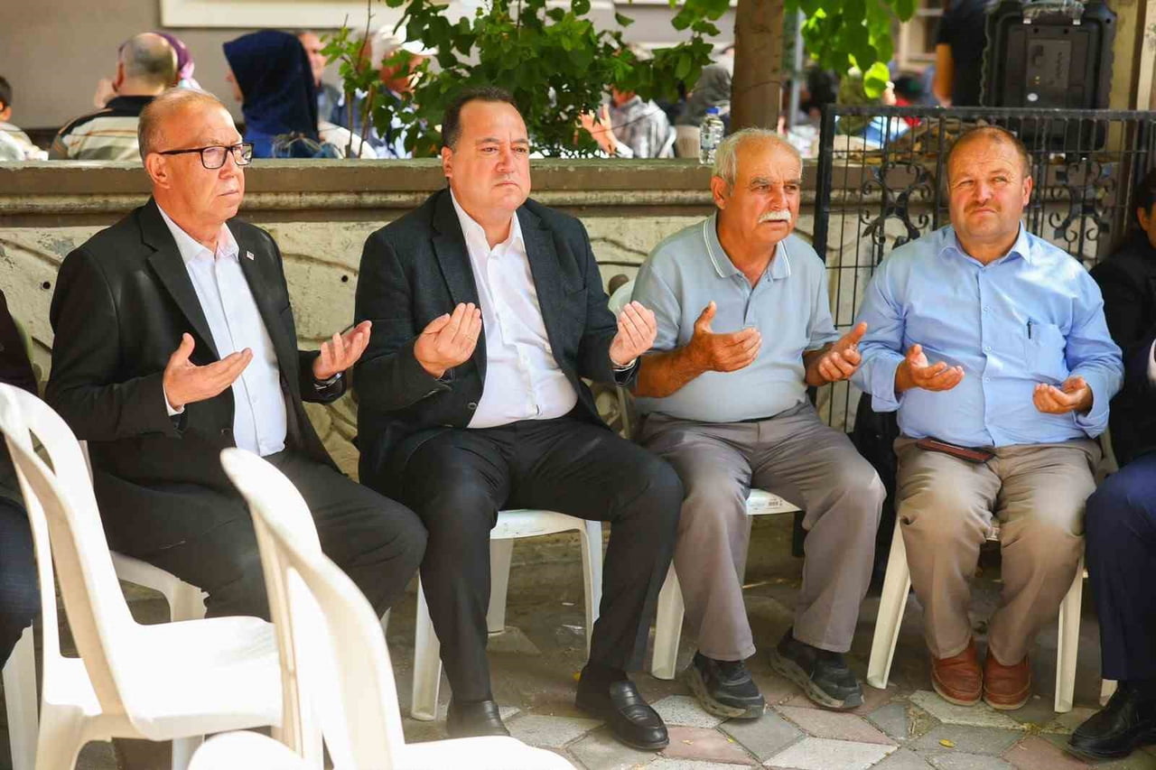 MANİSA BÜYÜKŞEHİR BELEDİYE BAŞKANI BESİM DUTLULU VE BERABERİNDEKİ HEYET, KARAKAYA AİLESİNİN...