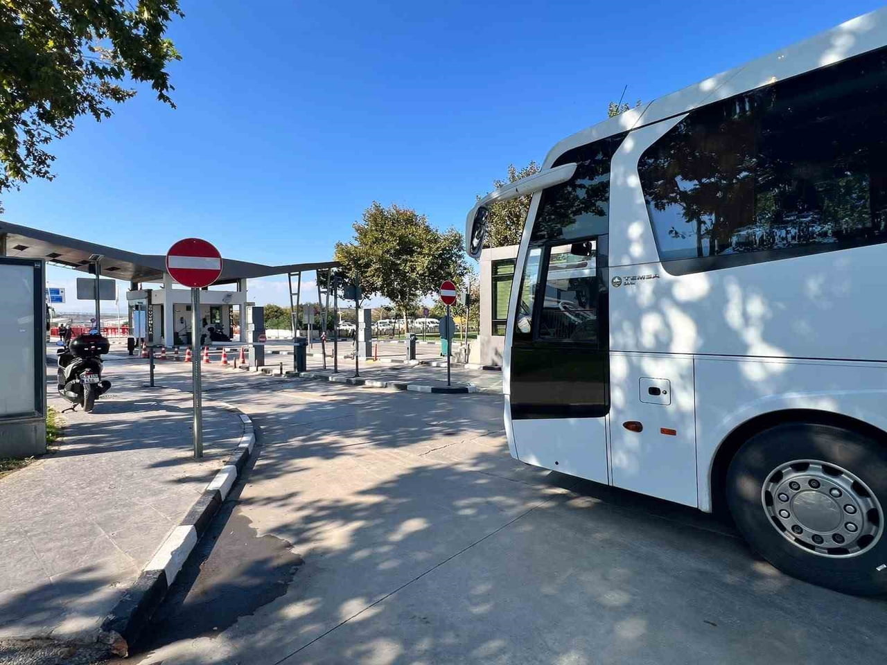 MANİSA BÜYÜKŞEHİR BELEDİYESİ ŞEHİRLER ARASI OTOBÜS TERMİNALİ'NDE BİLET GİŞELERİNİN TAHLİYESİNE...