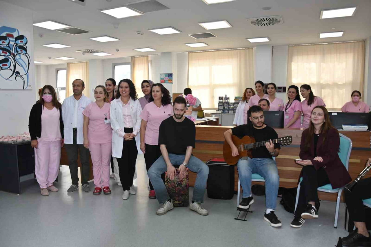MANİSA CELAL BAYAR ÜNİVERSİTESİ HAFSA SULTAN HASTANESİ'NDE KANSER TEDAVİSİ GÖREN HASTALARA MORAL...