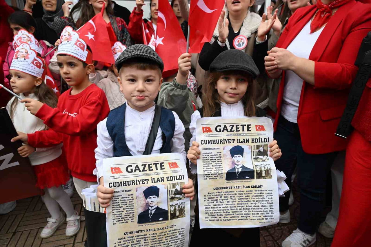 MANİSA’DA 29 EKİM CUMHURİYET BAYRAMI ETKİNLİKLERİ KAPSAMINDA ÇOCUKLAR, TREN GARINDA BAYRAKLARLA...