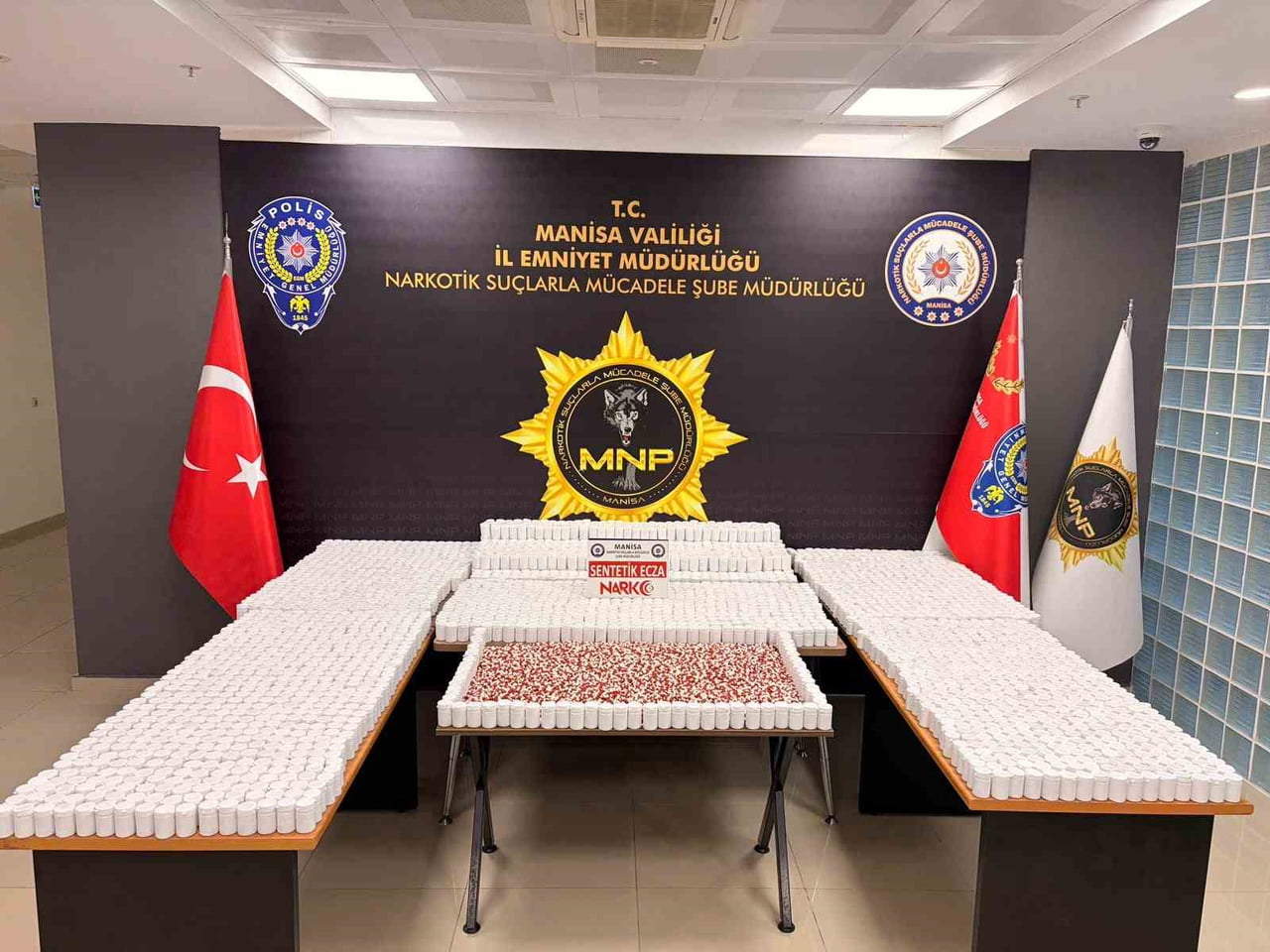 MANİSA’DA POLİS EKİPLERİNCE UYUŞTURUCU MADDE TİCARETİ YAPAN ŞAHISLARA YÖNELİK DÜZENLENEN...