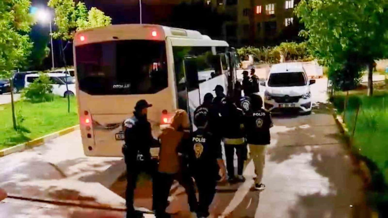 MANİSA MERKEZLİ 6 İLDE YASA DIŞI BAHİS VE SANAL KUMAR FAALİYETLERİNE YÖNELİK DÜZENLENEN EŞ ZAMANLI...