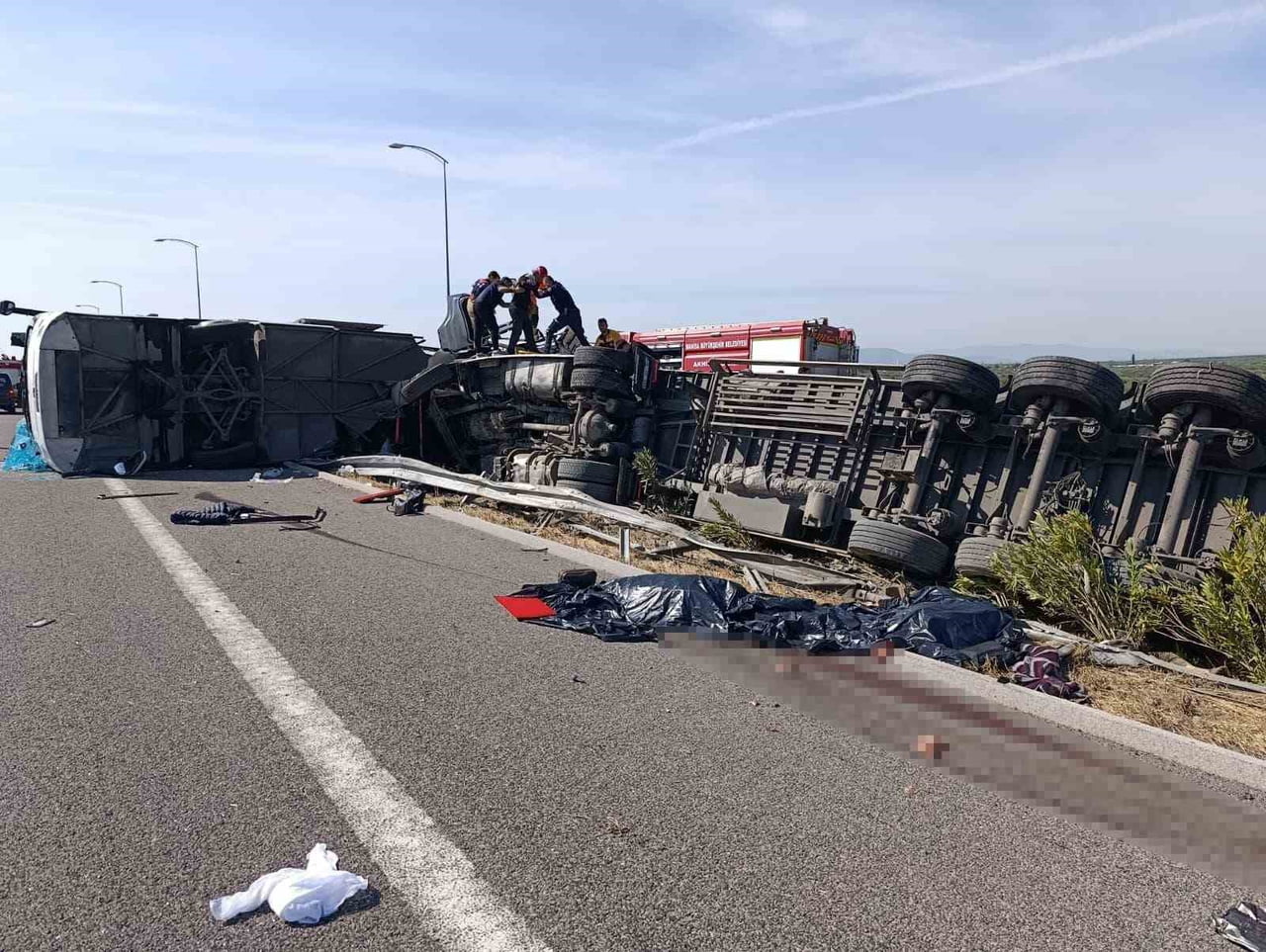 MANİSA’NIN AKHİSAR İLÇESİNDE İSTANBUL OTOBANINDA TIR İLE YOLCU OTOBÜSÜNÜN ÇARPIŞMASI SONUCU İLK...