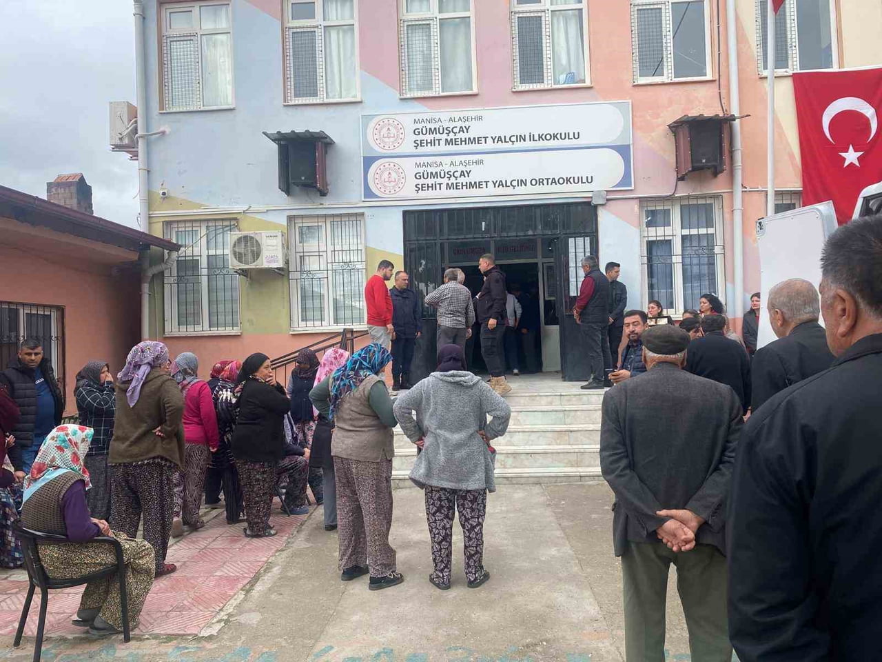 MANİSA’NIN ALAŞEHİR İLÇESİNDE YAKLAŞIK 20 YILDIR GÖREV YAPTIĞI İLKOKULDA ÖĞRETMENLER ODASINDA...