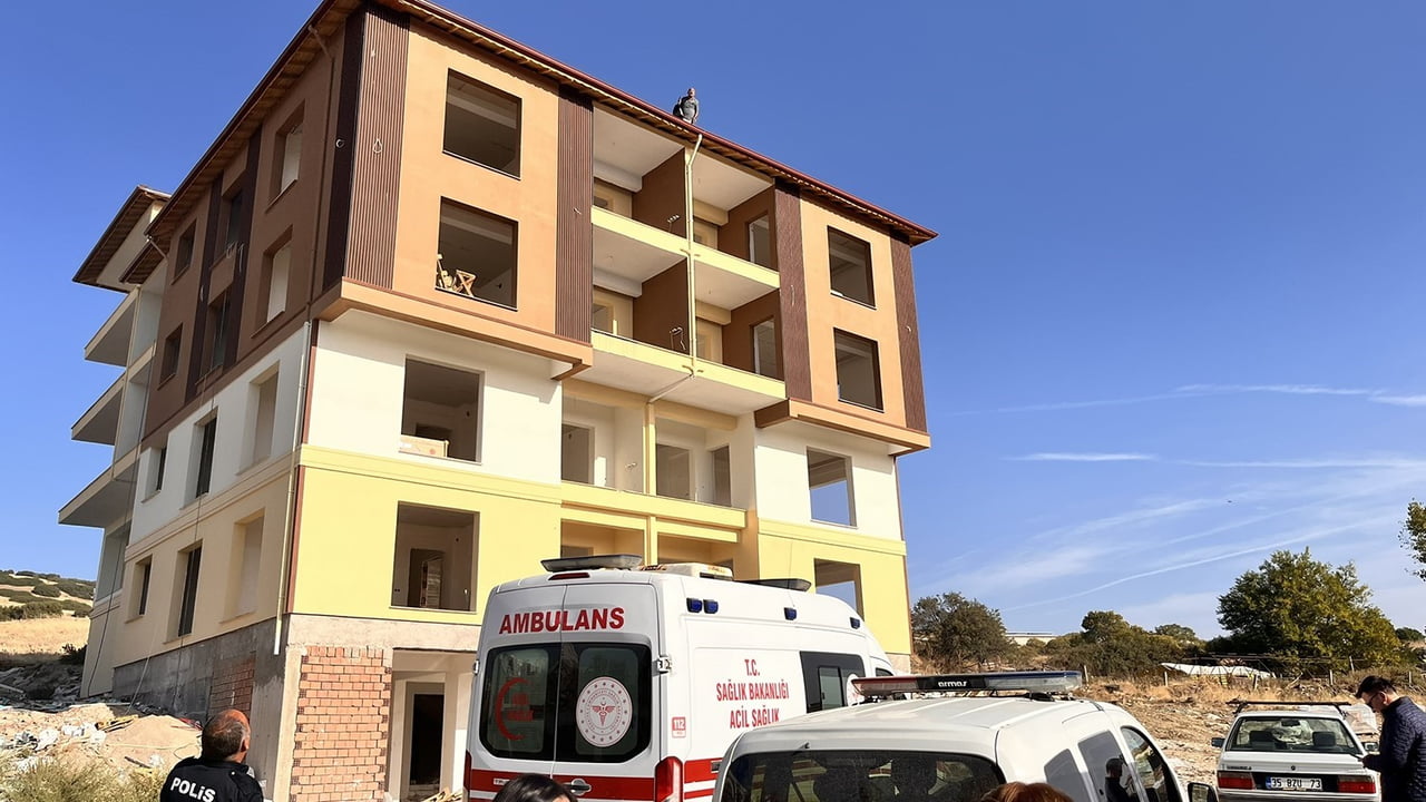MANİSA’NIN KULA İLÇESİNDE DÖRT KATLI BİR İNŞAATIN ÜZERİNE ÇIKARAK İNTİHAR GİRİŞİMİNDE BULUNAN 52...