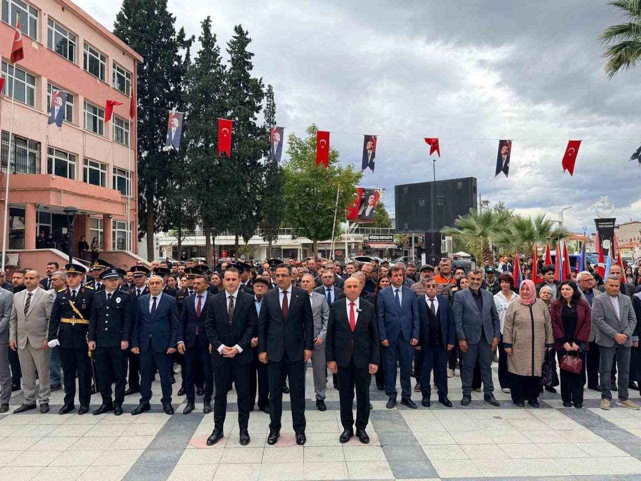MANİSA’NIN SARIGÖL İLÇESİNDE CUMHURİYET’İN 103. YIL DÖNÜMÜ DOLAYISIYLA ÇELENK SUNMA TÖRENİ...