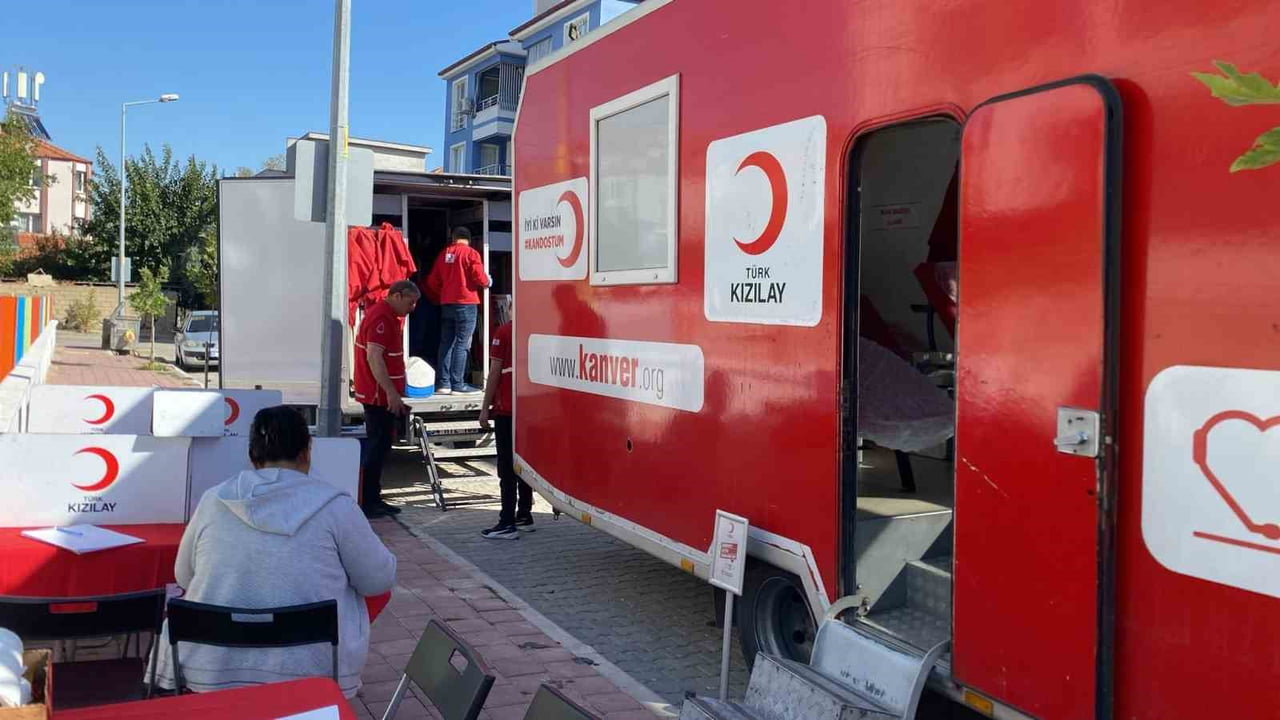 MANİSA’NIN SARIGÖL İLÇESİNDE DÜZENLENEN "VELİNİ GETİR, KAN VER" KAMPANYASINDA ÖĞRENCİLER...