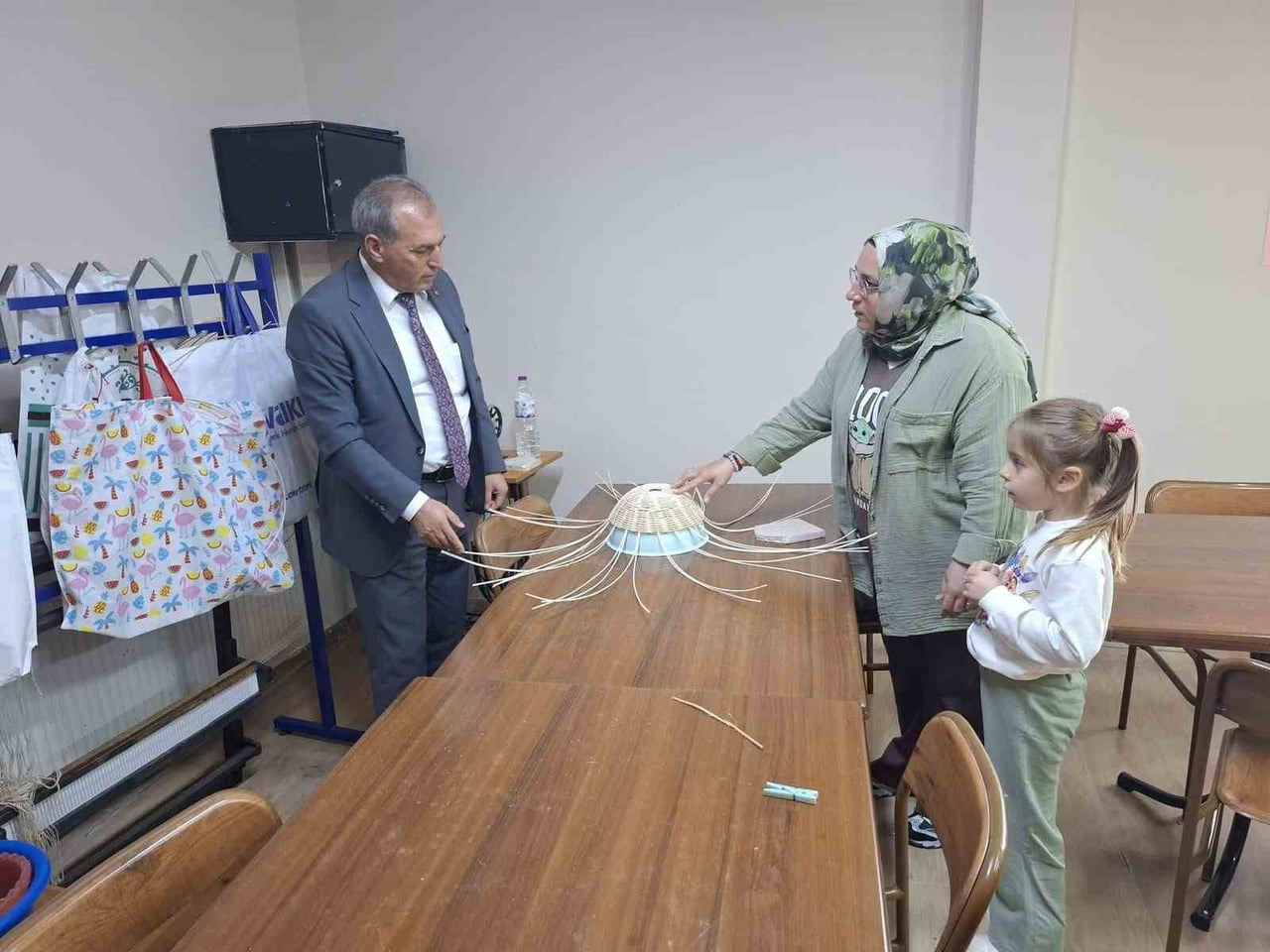 MANİSA’NIN SARIGÖL İLÇESİNDE İLÇE MİLLÎ EĞİTİM MÜDÜRÜ YILDIRAY DEMİRTAŞ VE ŞUBE MÜDÜRÜ YÜKSEL...