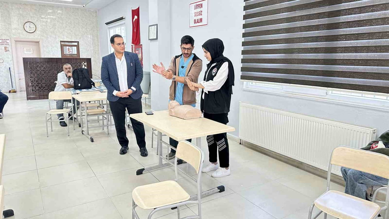 MARDİN'DE, MİDYAT DEVLET HASTANESİNİN KATKILARIYLA KALP DURMASI VE SOLUNUM YOLUNUN YABANCI CİSİMLE...