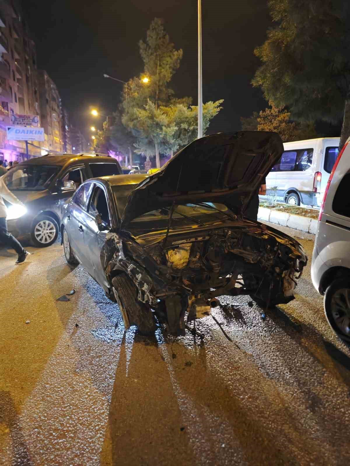 MARDİN'İN KIZILTEPE İLÇESİNDE MEYDANA GELEN ZİNCİRLEME TRAFİK KAZASINDA 3 KİŞİ YARALANDI.