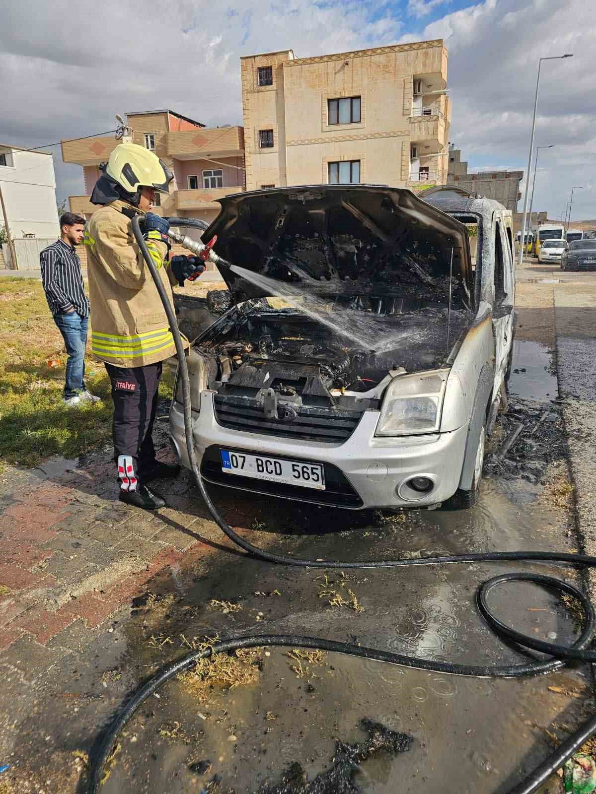 MARDİN'İN NUSAYBİN İLÇESİNDE HAFİF TİCARİ ARAÇTA YANGIN ÇIKTI