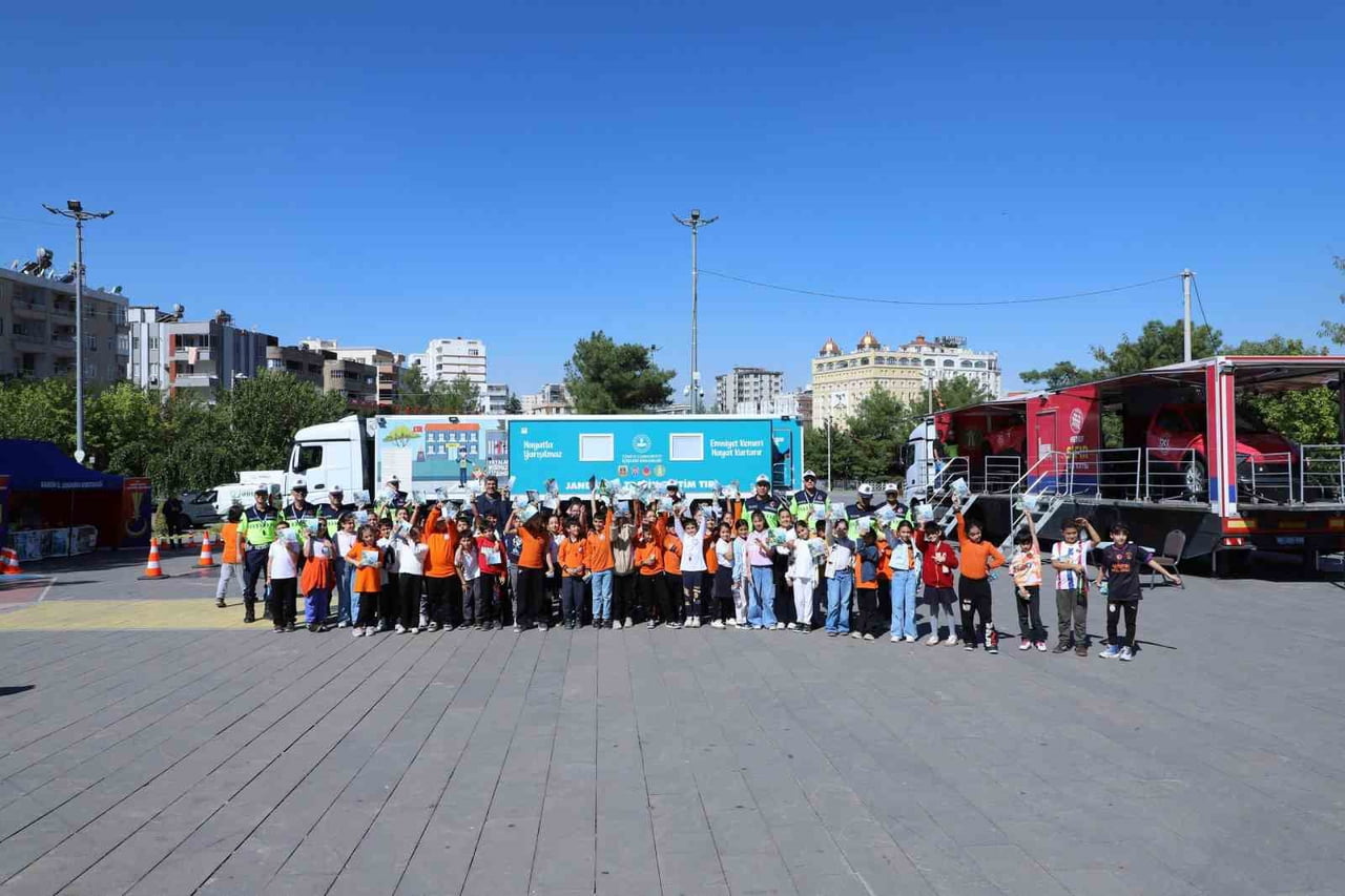 MARDİN’DE JANDARMA EKİPLERİ ÇOCUKLARA YÖNELİK MOBİL TRAFİK EĞİTİMİ VERİLDİ.