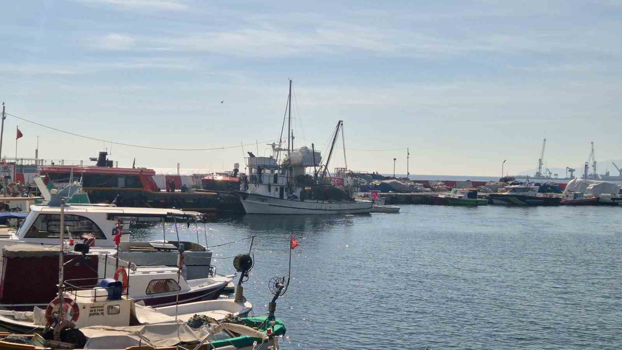 MARMARA DENİZİ’NDE ETKİLİ OLAN FIRTINANIN HAFİFLEMESİYLE TEKİRDAĞLI BALIKÇILAR YENİDEN DENİZE...