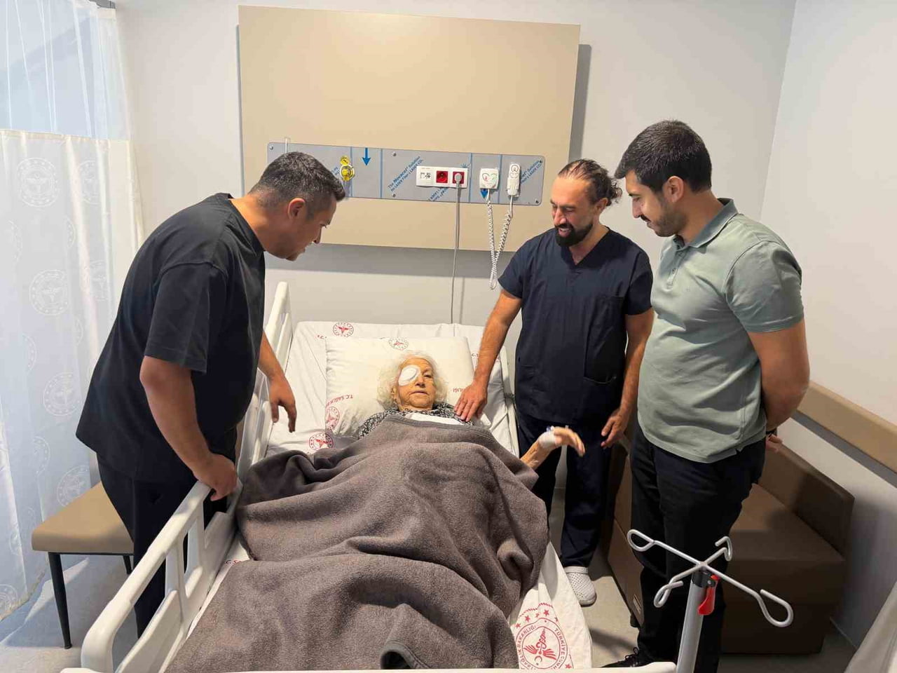 MARMARİS DEVLET HASTANESİ’NDE 93 YAŞINDAKİ HASTAYA  BAŞARILI GÖZ AMELİYATI