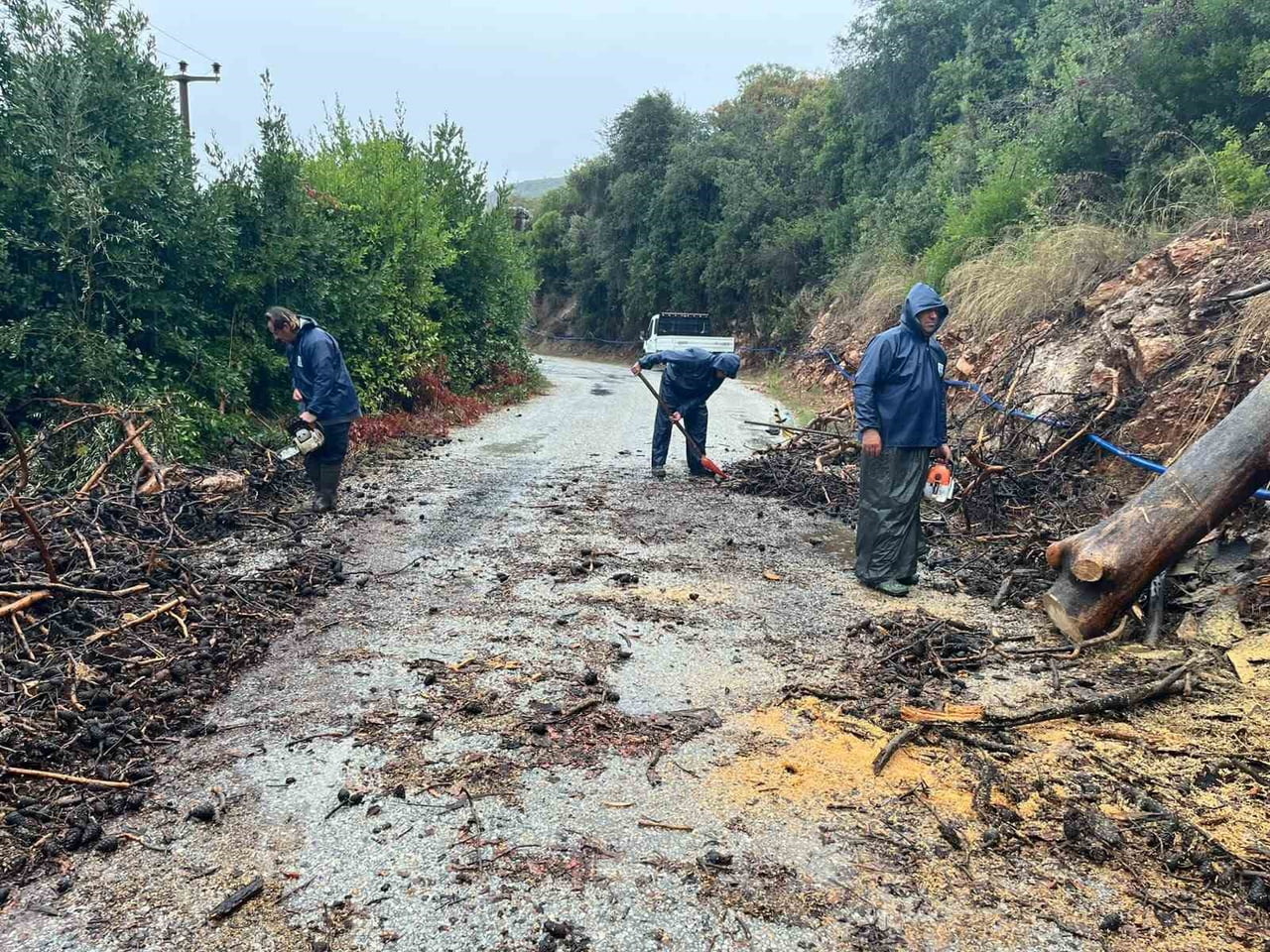MARMARİS’TE SAĞANAK SONRASI BELEDİYE EKİPLERİNDEN MÜDAHALE
