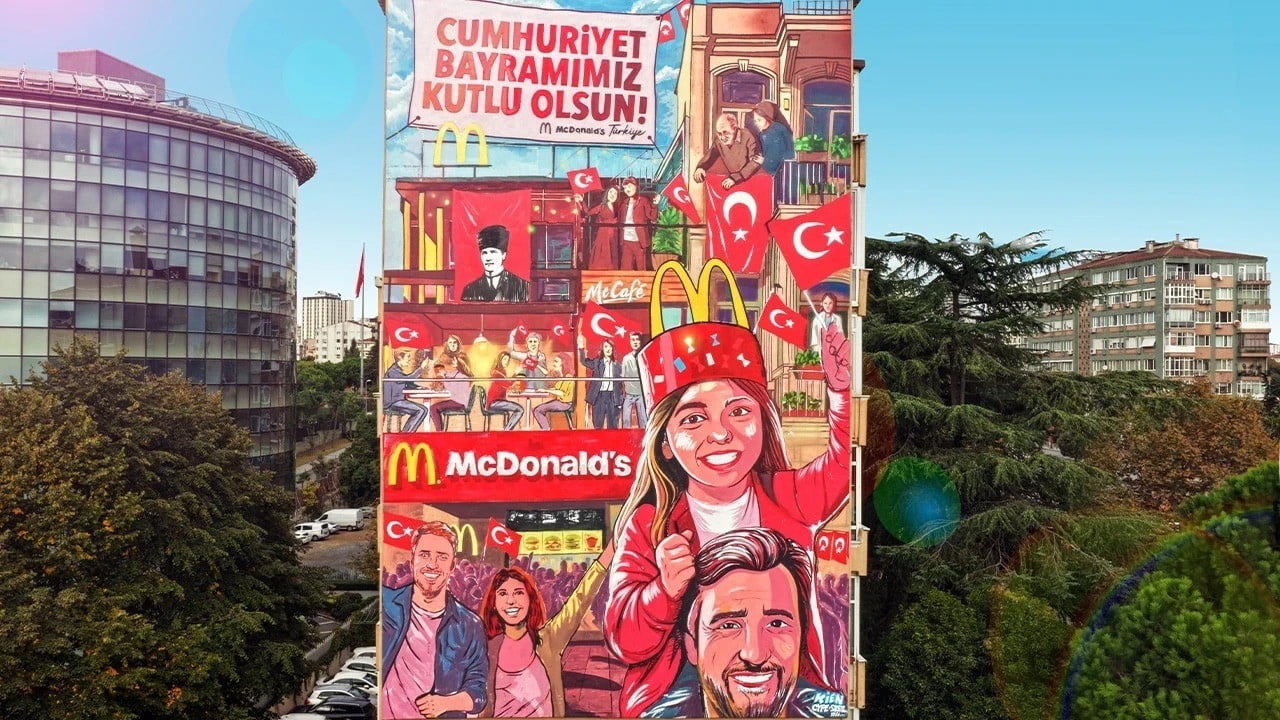 MCDONALD’S TÜRKİYE, CUMHURİYET’İN 103. YILINI BEŞİKTAŞ’TA HAYATA GEÇİRDİĞİ ÖZEL GRAFİTİ ÇALIŞMASI...