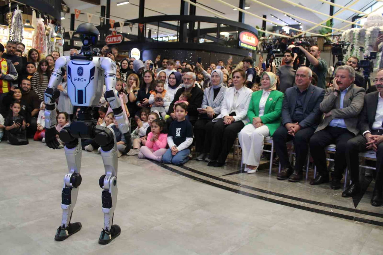 MELİKGAZİ BELEDİYESİ TARAFINDAN DÜZENLENEN PROGRAMDA KAYSERİLİLER; İNSANSI ROBOT 'MEGA'YA YOĞUN...