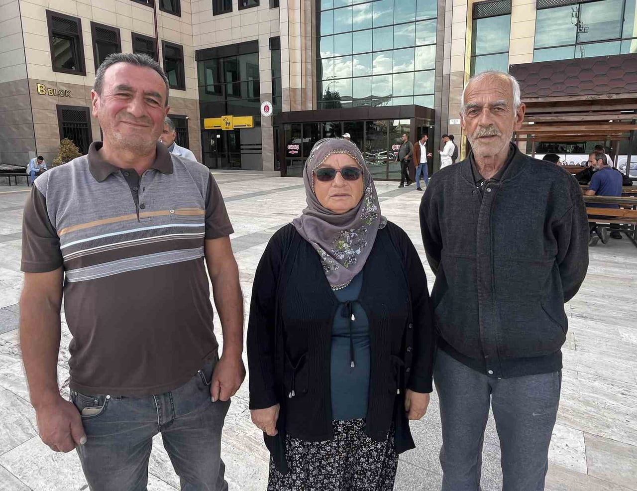 MEMDUH ALTUNDAL (SOLDA) VE ZELİHA GÜLSEREN (ORTADA)