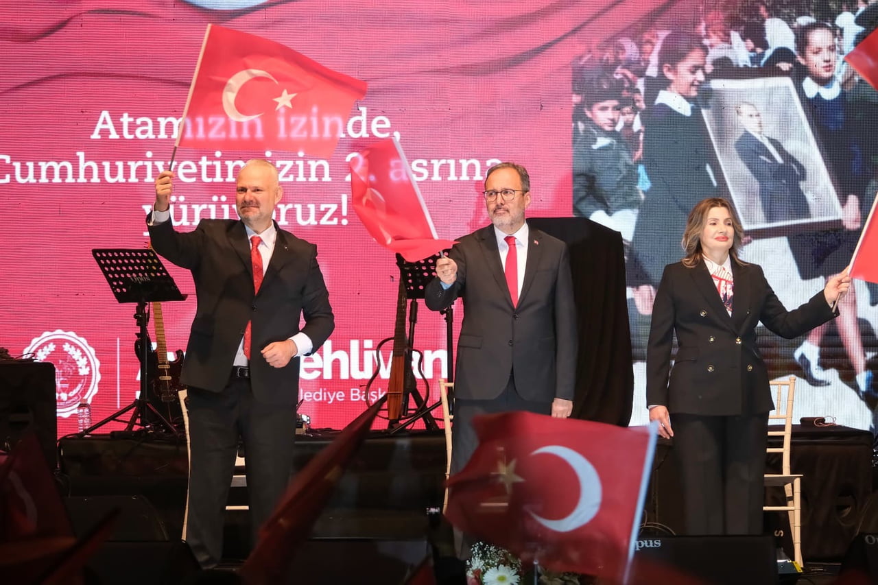 MENEMEN'DE İKİ GÜNLÜK CUMHURİYET BAYRAMI COŞKUSUNUN FİNALİ, CUMHURİYET MEYDANI'NDA...