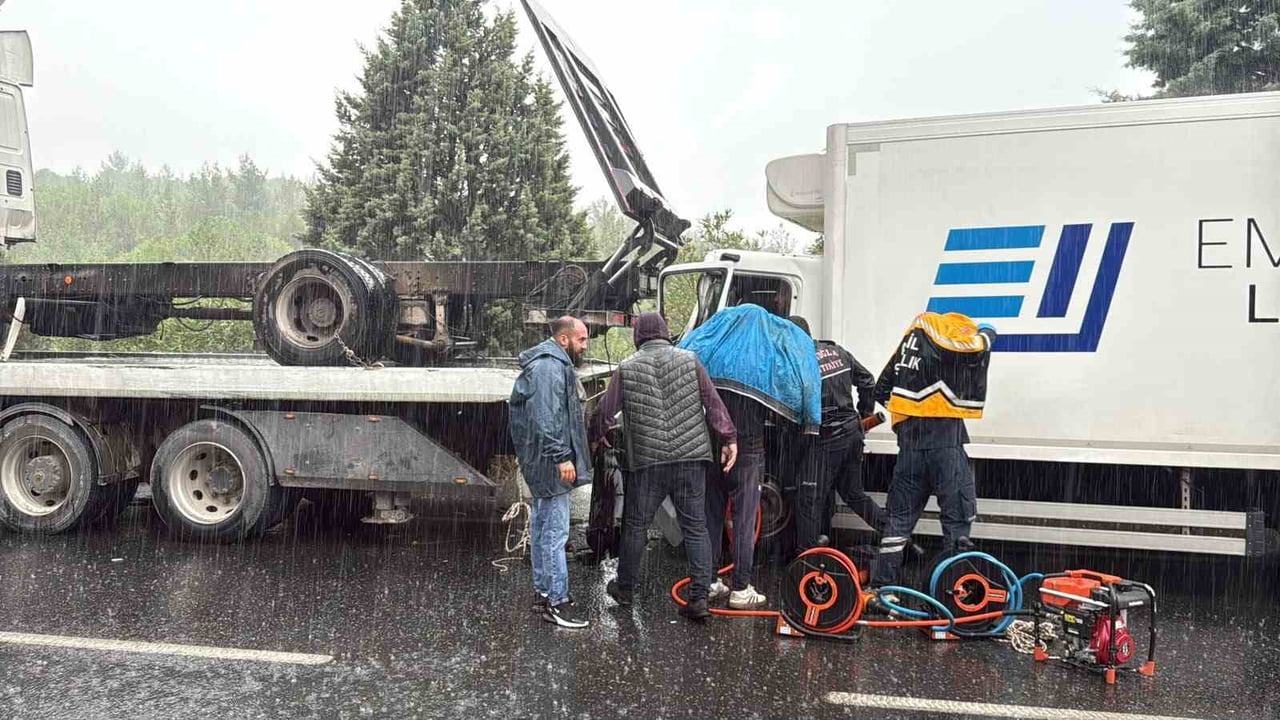 MENTEŞE’DE YAĞIŞ KAZAYI BERABERİNDE GETİRDİ, ŞOFÖR ARAÇTA SIKIŞTI