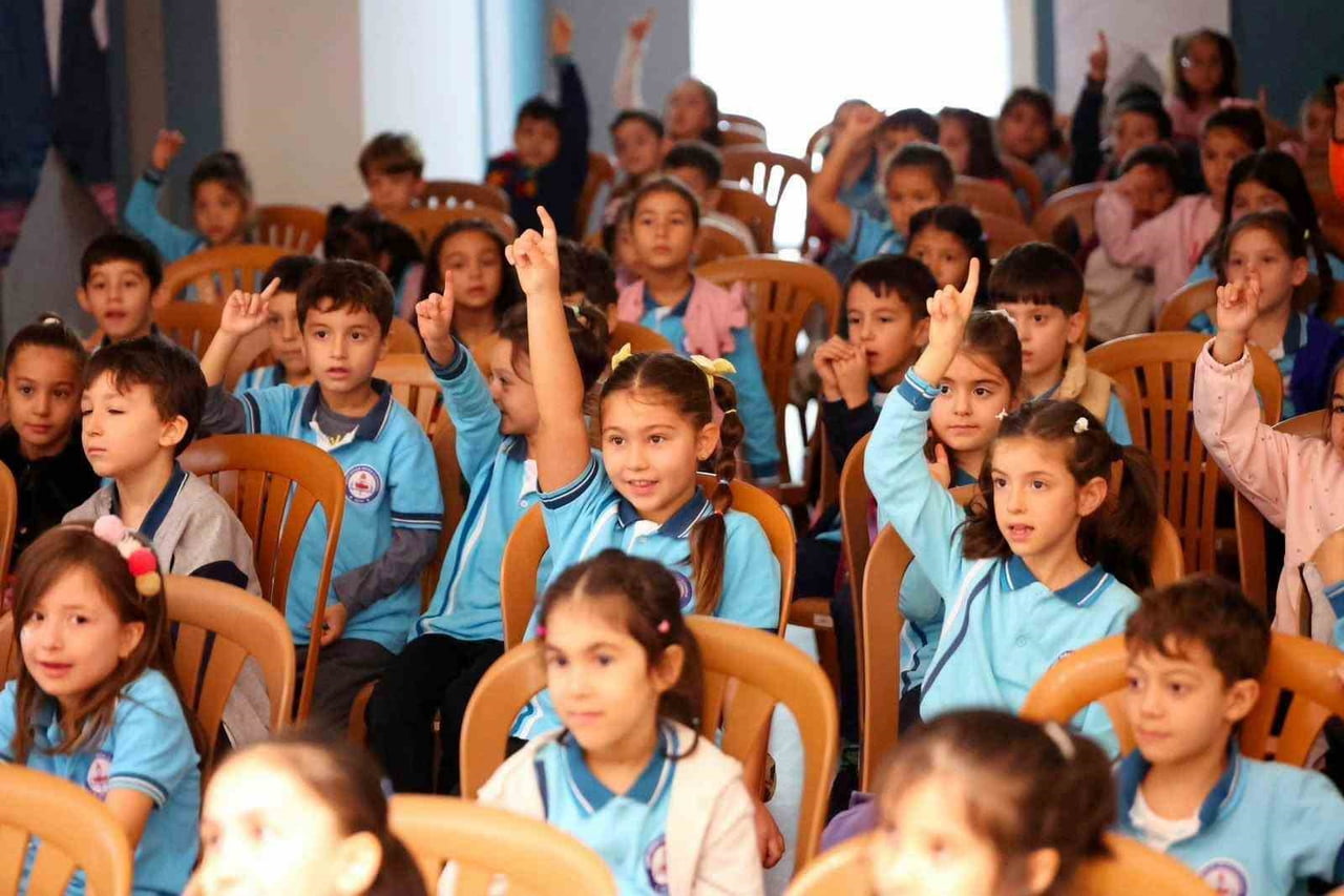 MERKEZEFENDİ KENT TİYATROSU, ÇOCUKLARA YÖNELİK OYUNLARINI SAHNELEMEYE DEVAM EDİYOR. KENT...
