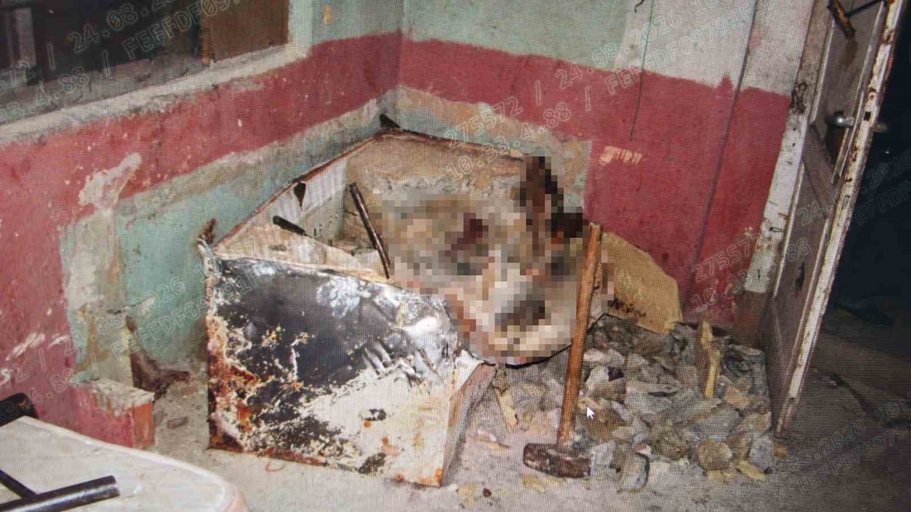MERSİN'DE 2007 YILINDA BİR EVİN BAHÇESİNDE, ÜZERİ BETONLA KAPATILMIŞ BUZDOLABININ İÇERİSİNDE...