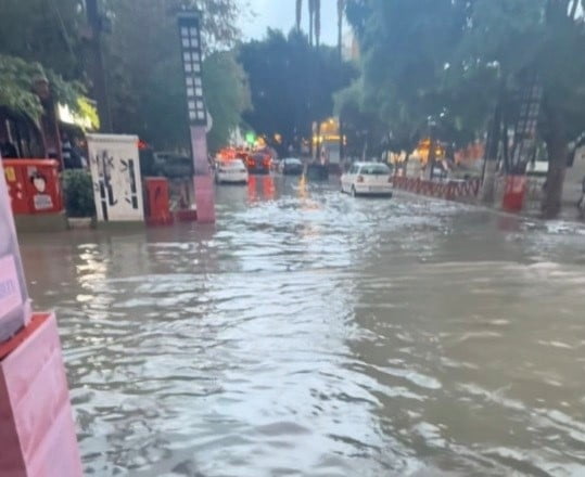 MERSİN'DE AKŞAM SAATLERİNDE ANİDEN BASTIRAN VE YAKLAŞIK 1 SAAT SÜREN ŞİDDETLİ YAĞMUR, KENT...