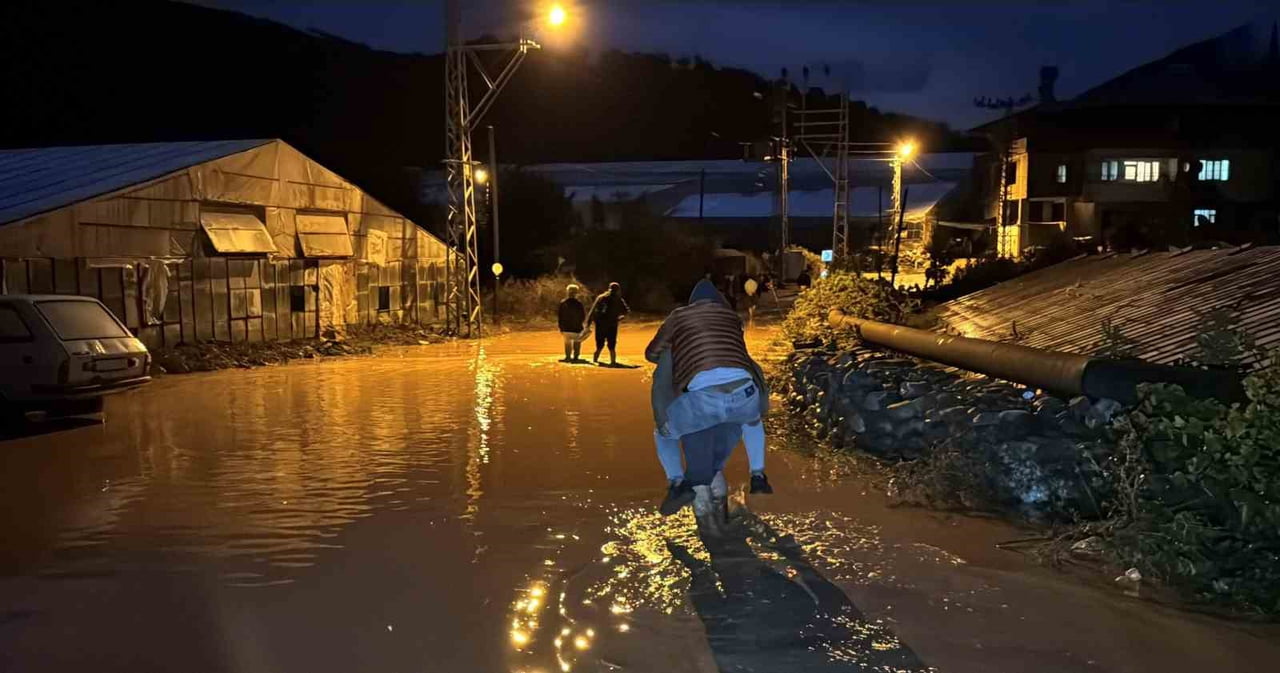 MERSİN'DE METEOROLOJİ VE AFAD TARAFINDAN YAPILAN UYARILARIN ARDINDAN DÜN GECE SAATLERİNDEN...