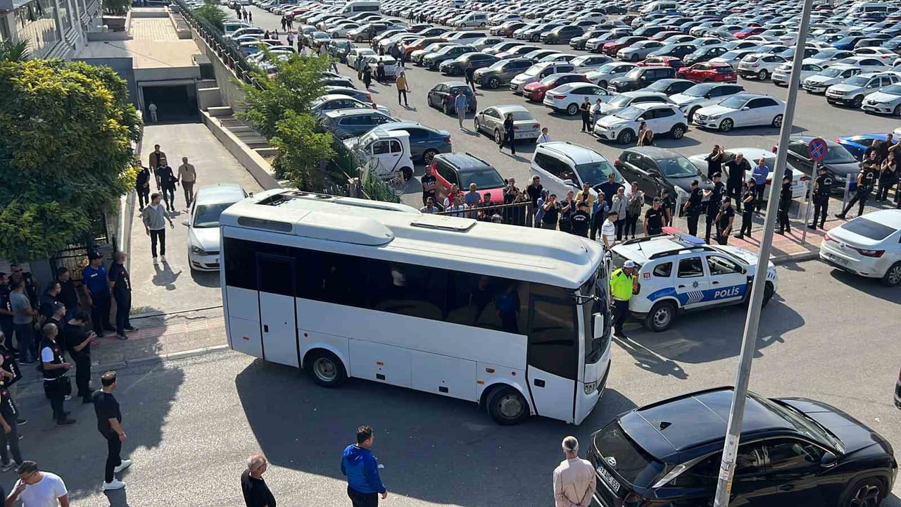 MERSİN'DEKİ YOLSUZLUK SORUŞTURMASINDA ADLİYEYE SEVK EDİLEN ARALARINDA MERSİN BÜYÜKŞEHİR BELEDİYE...