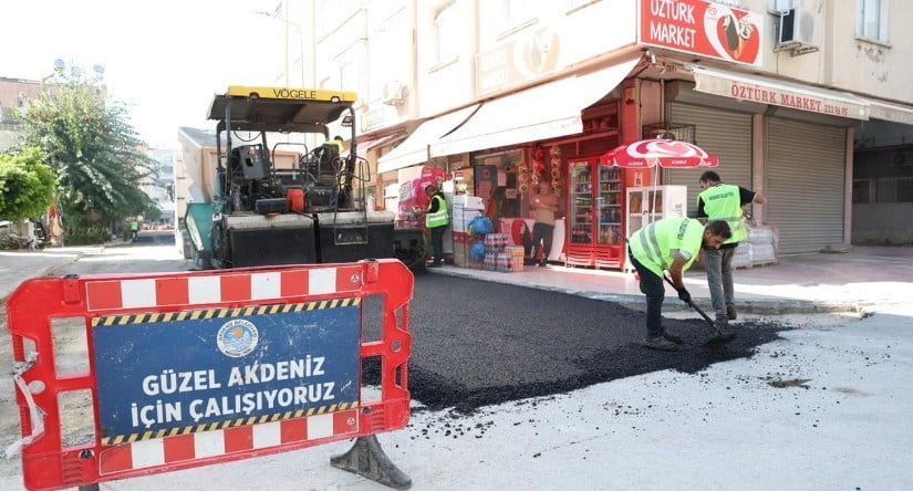 MERSİN'İN MERKEZ AKDENİZ İLÇESİNDE BELEDİYE EKİPLERİ TARAFINDAN ÜÇ OCAK MAHALLESİ'NDE SICAK ASFALT...