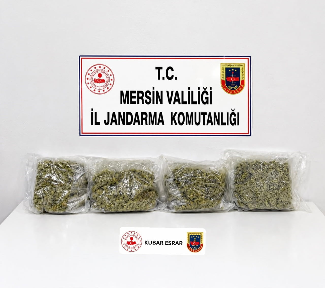 MERSİN'İN MEZİTLİ İLÇESİNDE JANDARMA EKİPLERİNCE UYUŞTURUCU MADDE TİCARETİ YAPAN SOKAK...