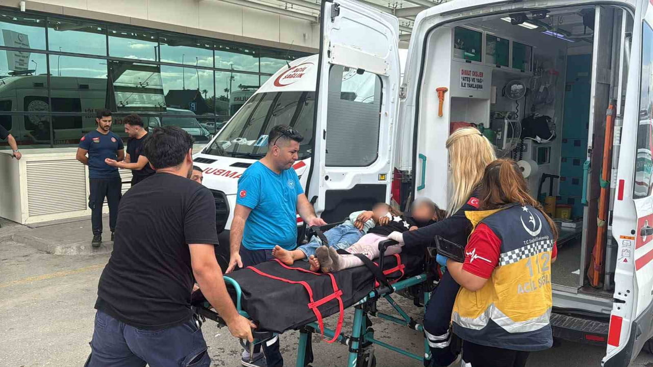 MERSİN'İN TARSUS İLÇESİ SINIRLARINDA OTOYOLDA TARIM İŞÇİLERİNİ TAŞIYAN MİNİBÜS İLE 2 TIRIN...