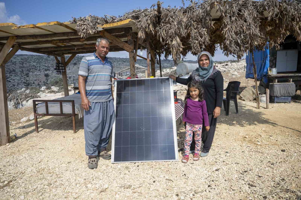 MERSİN BÜYÜKŞEHİR BELEDİYESİ, ELEKTRİK ALTYAPISININ SINIRLI OLDUĞU KIRSAL BÖLGELERDE ÜRETİM YAPAN...
