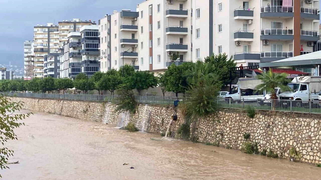 MERSİN’DE 2 GÜNÜDÜR ARALIKLARLA YAĞAN YAĞMUR GECEDEN İTİBAREN ŞİDDETİNİ ARTTIRARAK SABAHA KADAR...