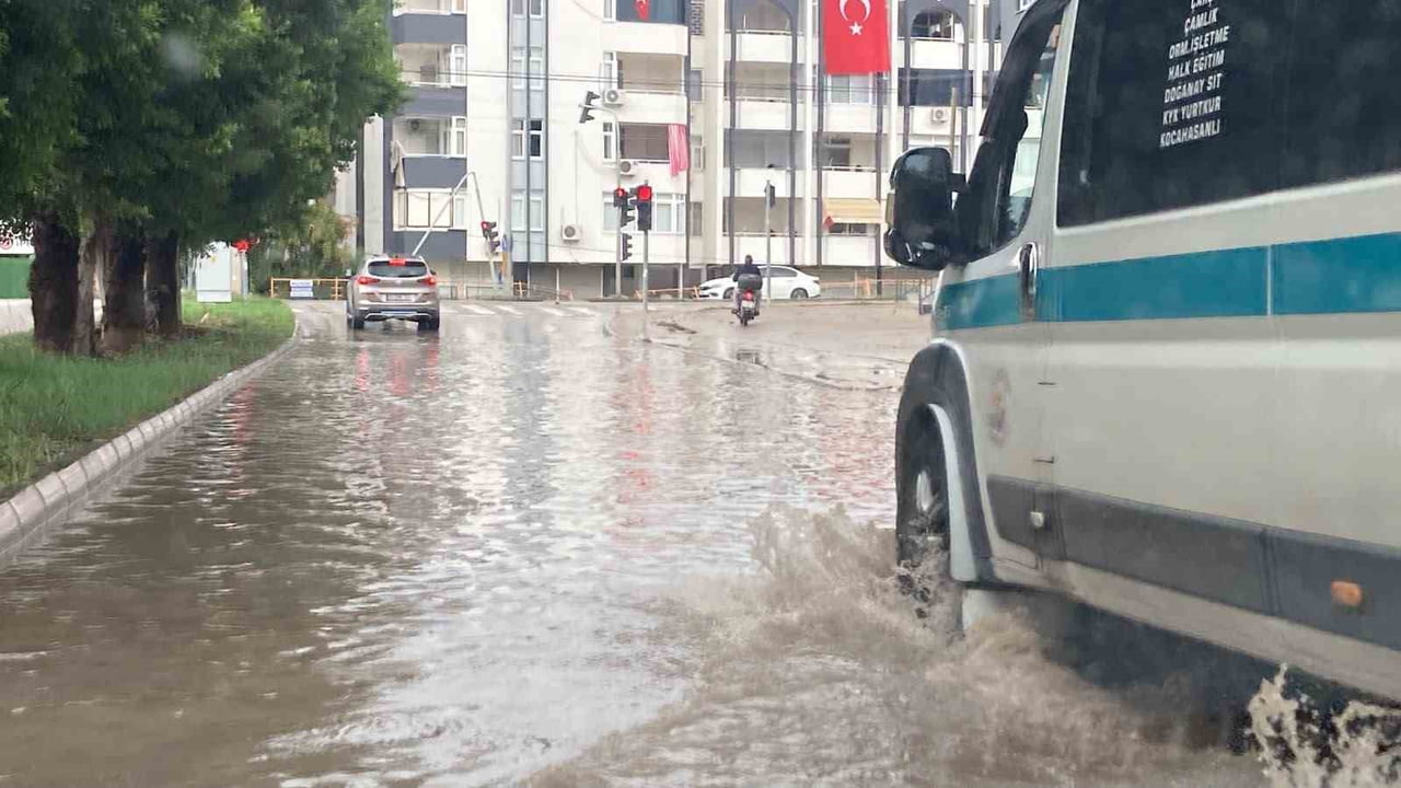 MERSİN’DE GECEDEN İTİBAREN ETKİLİ OLAN ARALIKLARLA DE DEVAM EDEN ŞİDDETLİ YAĞIŞ ERDEMLİ İLÇESİNDE...