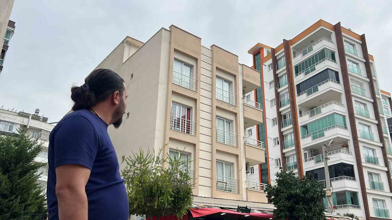 MERSİN’DE KİRACISI BULUNAN BİR DAİREYİ SATIN ALAN VATANDAŞ, YAKLAŞIK 2 YILDIR EVİNE GİREMEDİĞİNİ...
