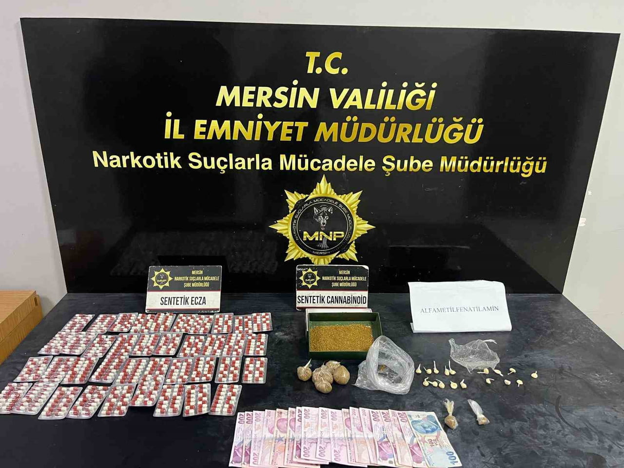MERSİN’DE UYUŞTURUCU MADDE TİCARETİ YAPAN SOKAK SATICILARINA YÖNELİK DÜZENLENEN OPERASYONLARDA...