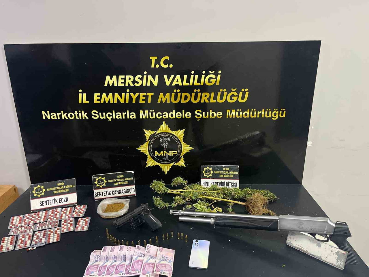 MERSİN’DE UYUŞTURUCU MADDE TİCARETİ YAPAN SOKAK SATICILARINA YÖNELİK DÜZENLENEN OPERASYONLARDA...